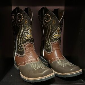 Brown boots with glitter